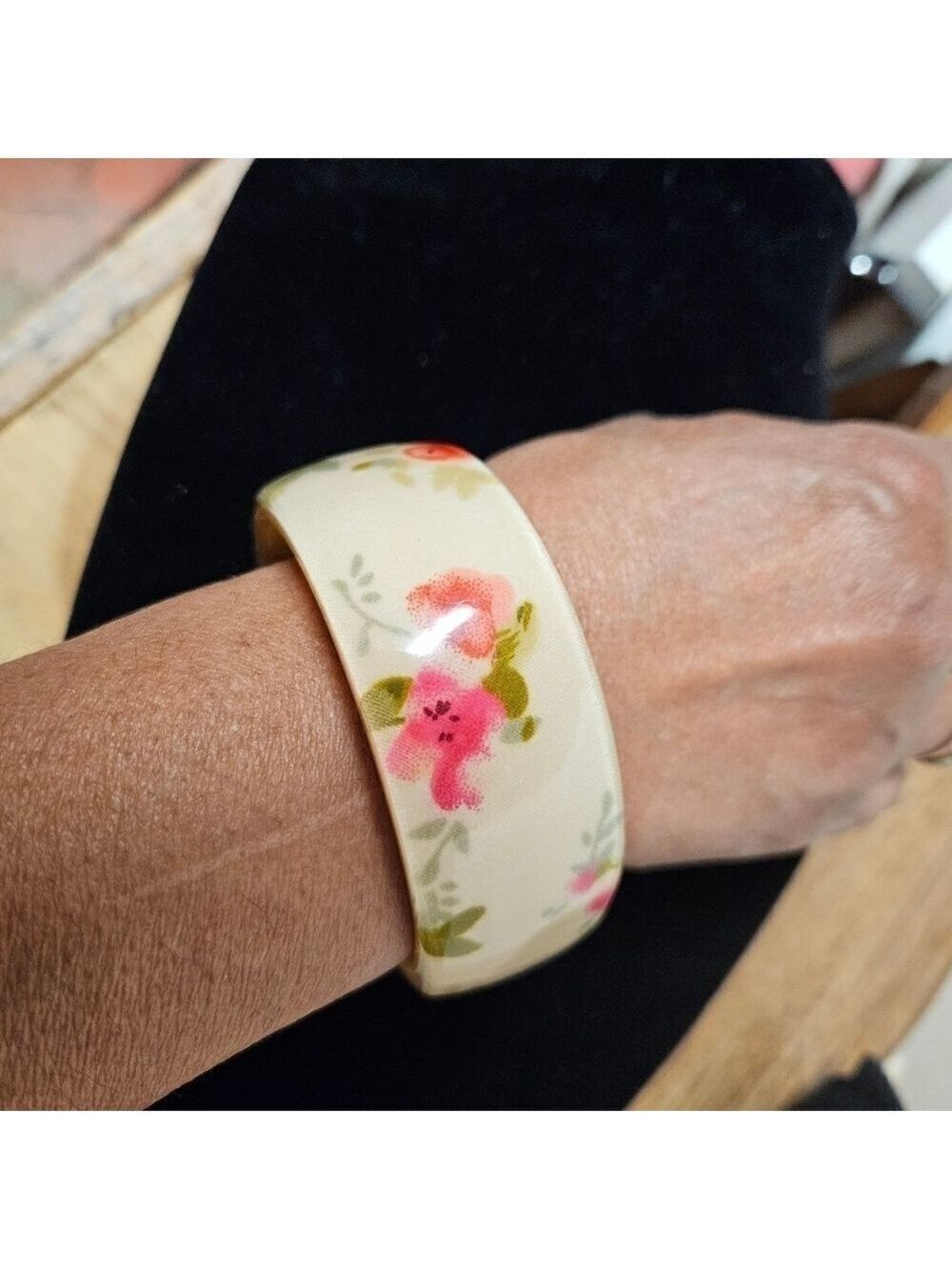 Retro Pink Roses on Cream Bangle - Picture 3 of 7